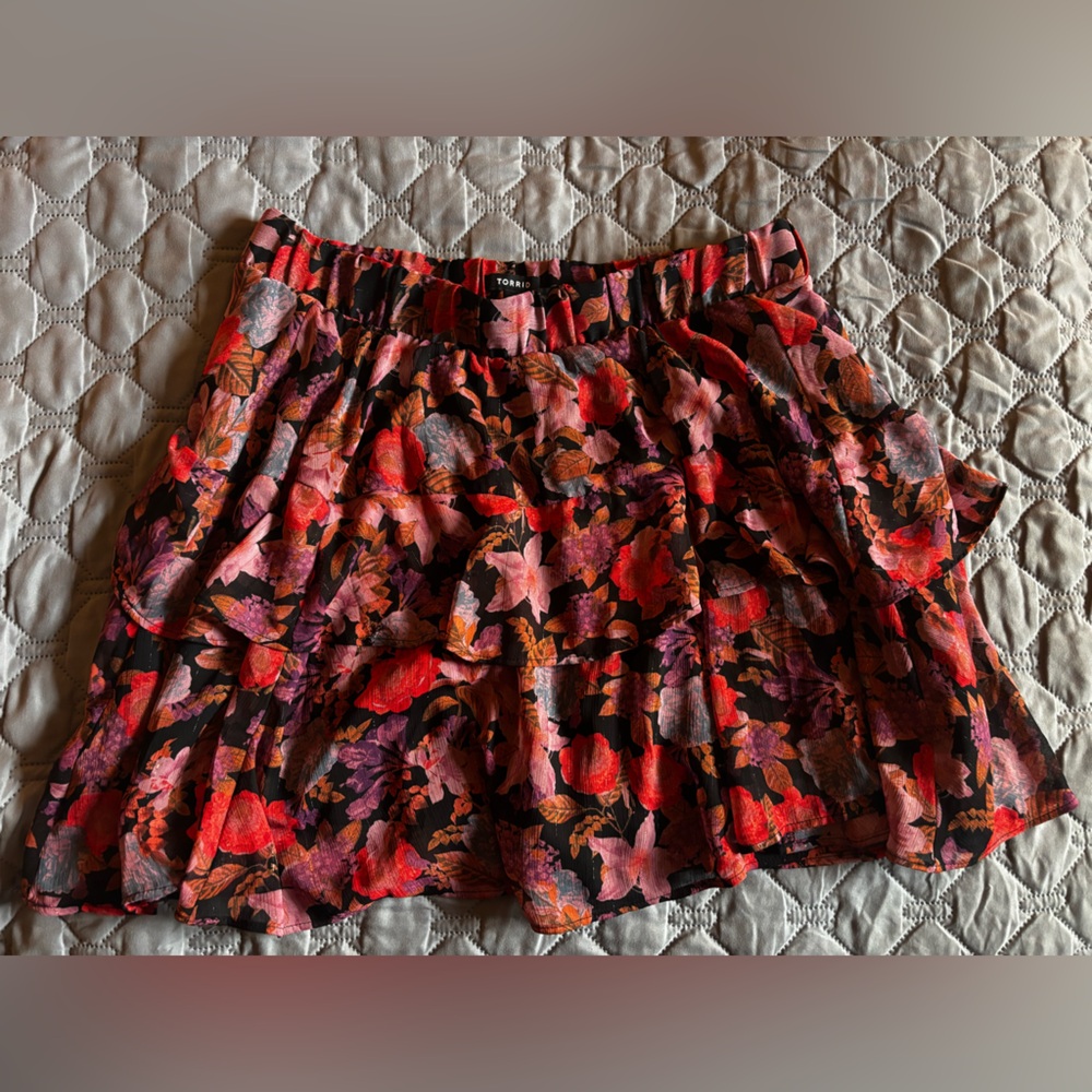 Torrid Mini Crinkle Lurex Tiered Skirt Size 0 Floral Shimmer Lined
